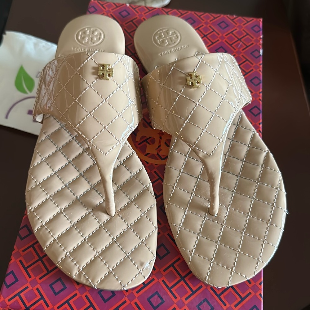 Women’s Tory Burch cream sandals sent 7 1/2 slightly worn